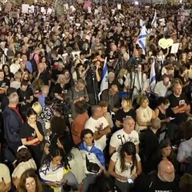 Crowd with Israeli flags at a solidarity rally
