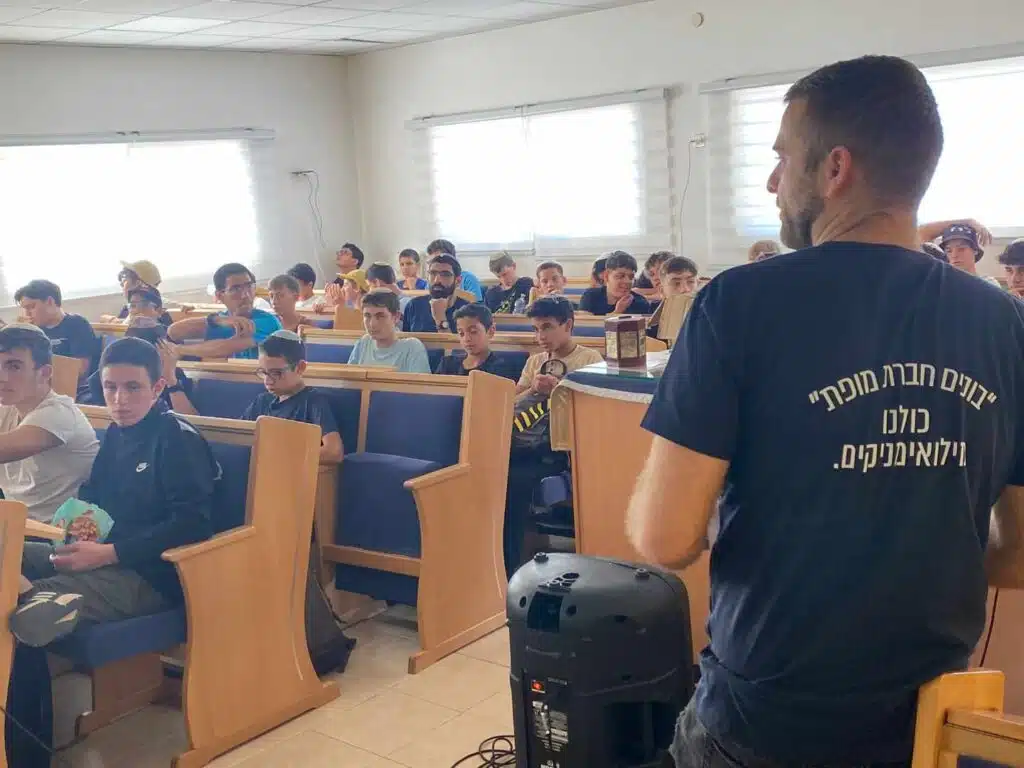 מרצה צמד ברזל מול תלמידים באמית נחשון