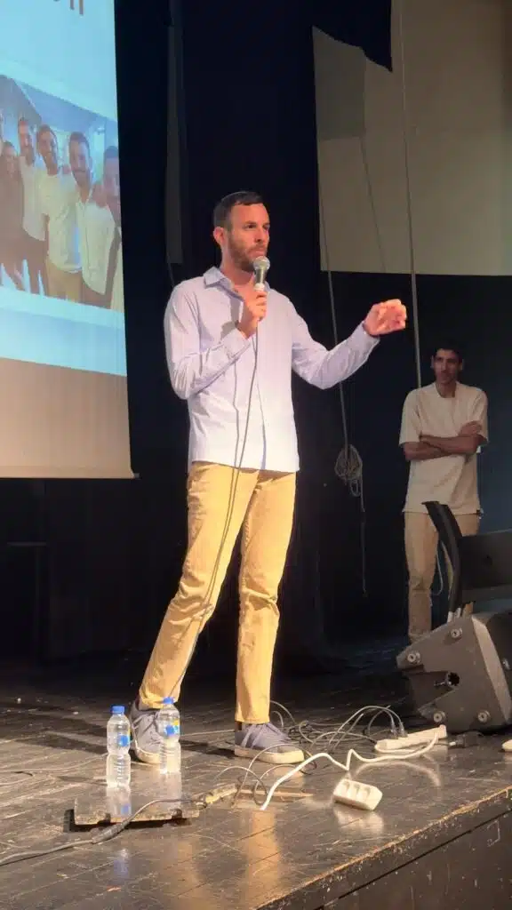 מרצה על במה במפגש צמד ברזל ביבניאל