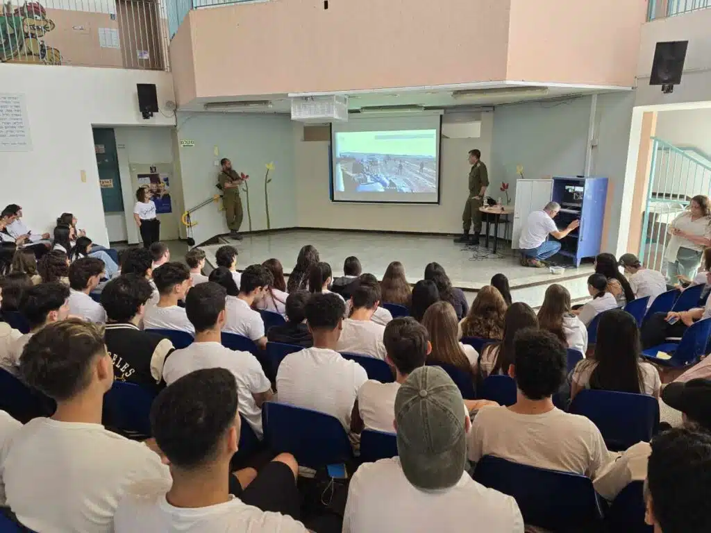 מפגש צמד ברזל עם תלמידים בכרמיאל