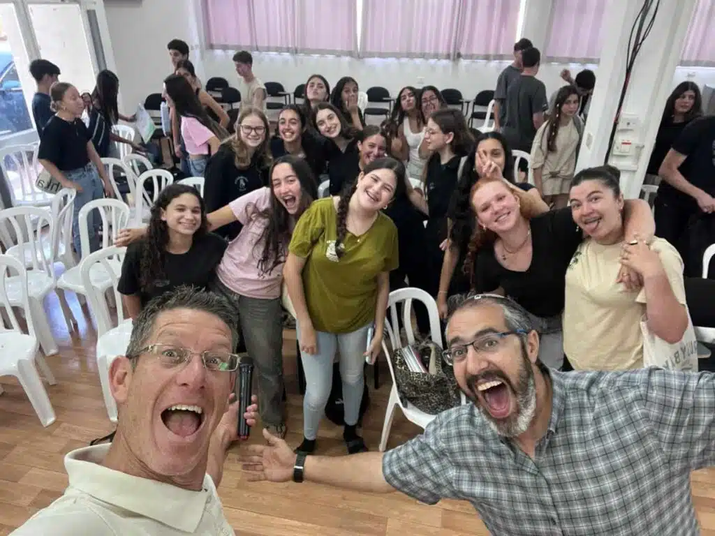מפגש צמד ברזל עם תלמידים במזכרת בתיה
