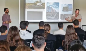 מרצי צמד ברזל מציגים בפני בני נוער