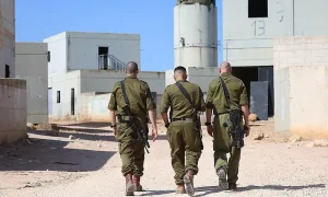 לוחמי מילואים צועדים במתקן אימונים