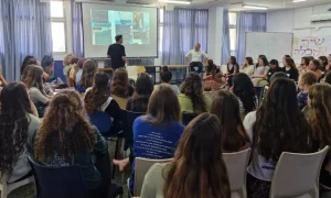 הרצאת צמד ברזל בפני תלמידות בכיתה