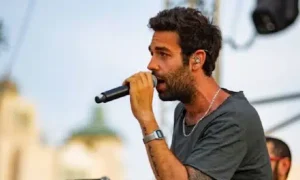 זמר מופיע באירוע העצמאות של המשפחות השכולות
