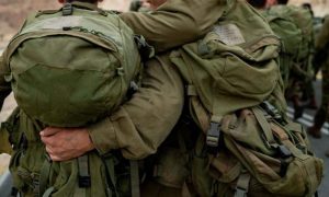 מילואימניקים מתחבקים במפגש קהילתי